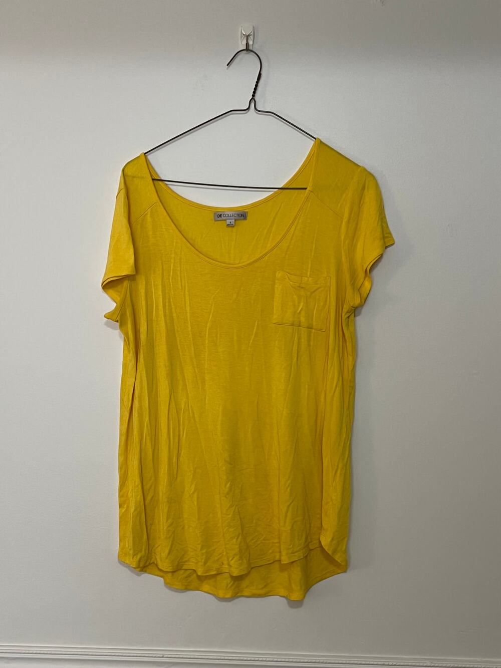 DE Collection Yellow Pocket Tee Blouse‎ Womens S Scoop Neck Spandex Rayon Top